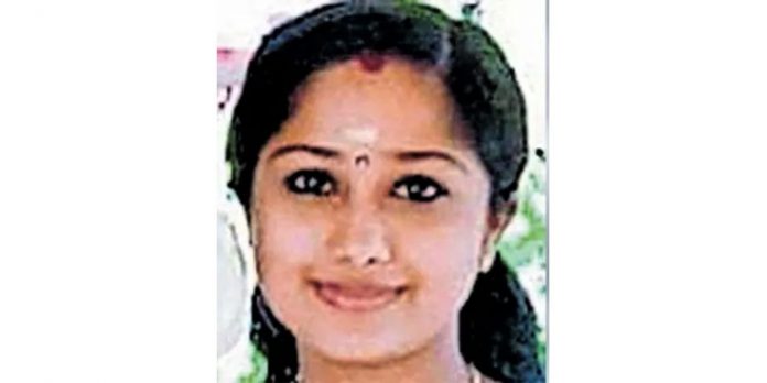 പാമ്പാടി സ്വദേശിനിയായ യുവതി ഭര്തൃ വീട്ടില് തൂങ്ങി മരിച്ച നിലയില് പാമ്പാടി സ്വദേശിനിയായ യുവതി ഭര്തൃ വീട്ടില് തൂങ്ങി മരിച്ച നിലയില്