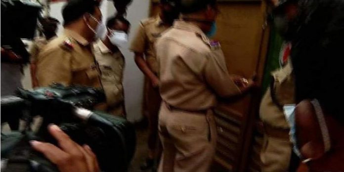 കോഴിക്കോട്ടെ കൂട്ടബലാത്സംഗം ; പ്രതികളുമായി തെളിവെടുപ്പ് – ലോഡ്ജ് പോലീസ് അടച്ചുപൂട്ടി കോഴിക്കോട്ടെ കൂട്ടബലാത്സംഗം ; പ്രതികളുമായി തെളിവെടുപ്പ് – ലോഡ്ജ് പോലീസ് അടച്ചുപൂട്ടി