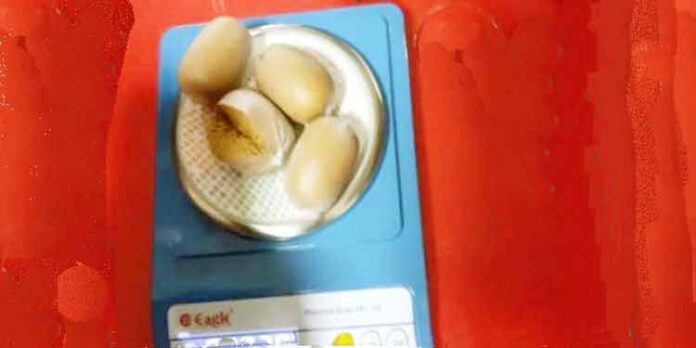 മലദ്വാരത്തില് 42 ലക്ഷം രൂപയുടെ സ്വര്ണവുമായി മലയാളി ; ഇംഫാല് വിമാനത്താവളത്തില് പിടിയില് മലദ്വാരത്തില് 42 ലക്ഷം രൂപയുടെ സ്വര്ണവുമായി മലയാളി ; ഇംഫാല് വിമാനത്താവളത്തില് പിടിയില്