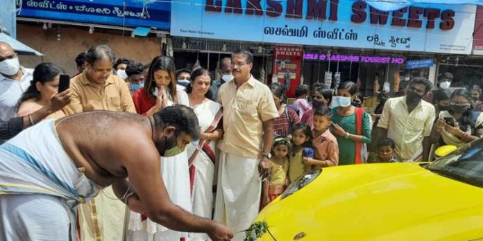 പോർഷെ സ്പോർട്സ് കാർ ഡ്രൈവ് ചെയ്ത് മംമ്ത മോഹൻദാസ് ഗുരുവായൂരിൽ പോർഷെ സ്പോർട്സ് കാർ ഡ്രൈവ് ചെയ്ത് മംമ്ത മോഹൻദാസ് ഗുരുവായൂരിൽ