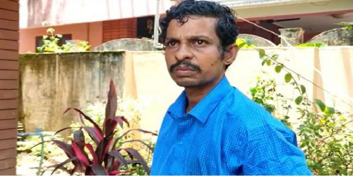 കൊല്ലത്ത് യുവാവിനെ റോഡിലിട്ട് തല്ലിച്ചതച്ച സംഭവം ; പരാതി നല്കിയിട്ടും പോലീസ് ഇടപെട്ടില്ലെന്ന് ആരോപണം കൊല്ലത്ത് യുവാവിനെ റോഡിലിട്ട് തല്ലിച്ചതച്ച സംഭവം ; പരാതി നല്കിയിട്ടും പോലീസ് ഇടപെട്ടില്ലെന്ന് ആരോപണം
