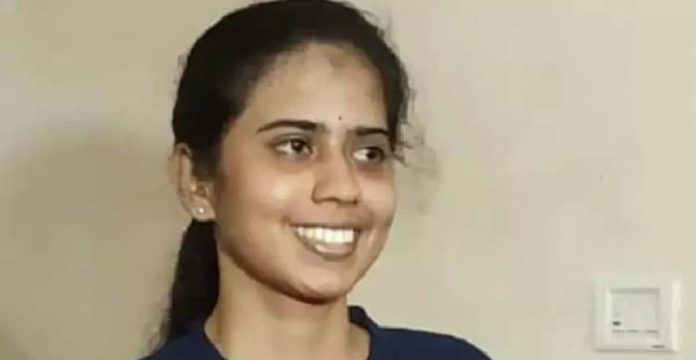 സമൂഹ സേവനം ഉറപ്പാക്കാൻ ശ്രമിക്കും ; സിവിൽ സർവീസ് ആറാം റാങ്കുകാരി മീര പറയുന്നു സമൂഹ സേവനം ഉറപ്പാക്കാൻ ശ്രമിക്കും ; സിവിൽ സർവീസ് ആറാം റാങ്കുകാരി മീര പറയുന്നു