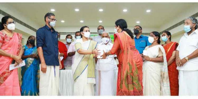 മൊബൈല് ഫോണുകള് മന്ത്രി വിതരണം ചെയ്തു മൊബൈല് ഫോണുകള് മന്ത്രി വിതരണം ചെയ്തു
