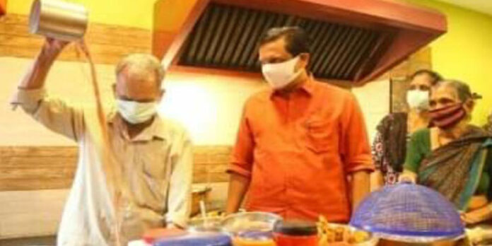 അടുത്ത യാത്ര റഷ്യയിലേക്ക് ; ചായക്കട നടത്തി ലോകംചുറ്റുന്ന ദമ്പതികളെ കാണാന് മന്ത്രിയെത്തി അടുത്ത യാത്ര റഷ്യയിലേക്ക് ; ചായക്കട നടത്തി ലോകംചുറ്റുന്ന ദമ്പതികളെ കാണാന് മന്ത്രിയെത്തി