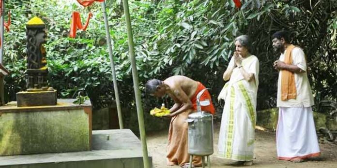 ഇടത്തിട്ട കാവുംപാട്ട് ക്ഷേത്രത്തിൽ ആയില്യപൂജ ഒക്ടോബർ 2ന് ഇടത്തിട്ട കാവുംപാട്ട് ക്ഷേത്രത്തിൽ ആയില്യപൂജ ഒക്ടോബർ 2ന്