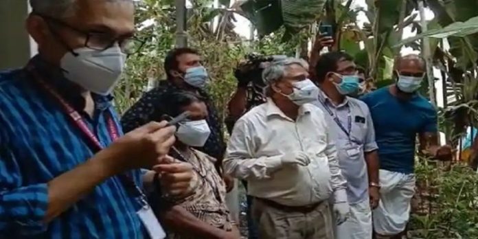 നിപാ വൈറസ് : കുട്ടി റംബൂട്ടാൻ കഴിച്ച സ്ഥലം കേന്ദ്ര സംഘം സന്ദർശിക്കുന്നു നിപാ വൈറസ് : കുട്ടി റംബൂട്ടാൻ കഴിച്ച സ്ഥലം കേന്ദ്ര സംഘം സന്ദർശിക്കുന്നു