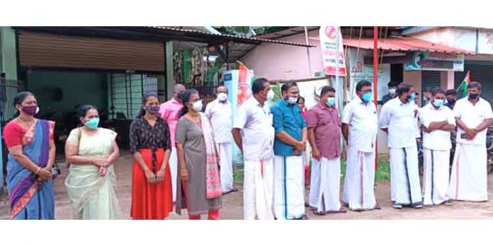 തെക്കേമല -തുമ്പമണ് റോഡിന്റെ ശോചനീയാവസ്ഥ പരിഹരിക്കണം ; യൂത്ത് കോണ്ഗ്രസ് പ്രതിഷേധം തെക്കേമല -തുമ്പമണ് റോഡിന്റെ ശോചനീയാവസ്ഥ പരിഹരിക്കണം ; യൂത്ത് കോണ്ഗ്രസ് പ്രതിഷേധം