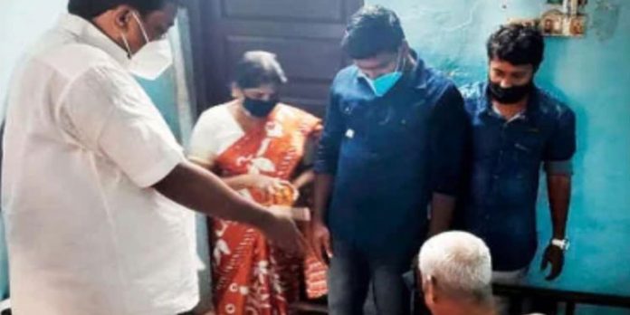 വയോധികനെ മുറിയിൽ പൂട്ടിയിട്ട നിലയിൽ ; ഭക്ഷണം എത്തിച്ചുകൊടുത്തിരുന്നത് ദിവസം ഒരു നേരം മാത്രം വയോധികനെ മുറിയിൽ പൂട്ടിയിട്ട നിലയിൽ ; ഭക്ഷണം എത്തിച്ചുകൊടുത്തിരുന്നത് ദിവസം ഒരു നേരം മാത്രം
