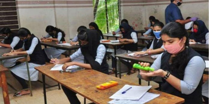 പ്ലസ് ടു കെമിസ്ട്രി ചോദ്യ പേപ്പർ വിവാദം : 12 അധ്യാപകർക്ക് അഞ്ച് വർഷം വിലക്കും താക്കീതും പ്ലസ് ടു കെമിസ്ട്രി ചോദ്യ പേപ്പർ വിവാദം : 12 അധ്യാപകർക്ക് അഞ്ച് വർഷം വിലക്കും താക്കീതും