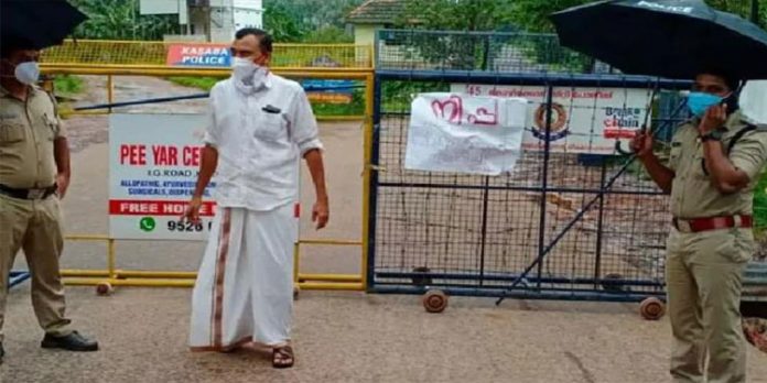നിപ പ്രതിരോധം ; പാഴൂരിൽ നിയന്ത്രണം കർശനമാക്കി പോലീസ് നിപ പ്രതിരോധം ; പാഴൂരിൽ നിയന്ത്രണം കർശനമാക്കി പോലീസ്