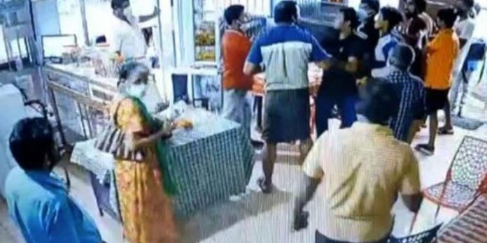 ഭക്ഷണത്തിന് രുചി പോര ; കാഞ്ഞിരപ്പള്ളി ആശുപത്രി ക്യാന്റീനില് തെറിവിളിയും ഉന്തുംതള്ളും – പോലീസ് കേസെടുത്തു ഭക്ഷണത്തിന് രുചി പോര ; കാഞ്ഞിരപ്പള്ളി ആശുപത്രി ക്യാന്റീനില് തെറിവിളിയും ഉന്തുംതള്ളും – പോലീസ് കേസെടുത്തു