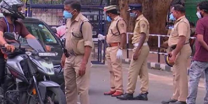 പോലീസുകാർക്കിടയിൽ കൊവിഡ് വ്യാപനം രൂക്ഷമാകുന്നു ; ഡ്യൂട്ടിക്ക് നിയോഗിക്കാൻ പോലീസുകാർ ഇല്ലാത്ത അവസ്ഥ പോലീസുകാർക്കിടയിൽ കൊവിഡ് വ്യാപനം രൂക്ഷമാകുന്നു ; ഡ്യൂട്ടിക്ക് നിയോഗിക്കാൻ പോലീസുകാർ ഇല്ലാത്ത അവസ്ഥ