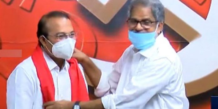 കോണ്ഗ്രസില് നിന്നു പുറത്താക്കപ്പെട്ട മുന് കെപിസിസി സെക്രട്ടറി പി.എസ്. പ്രശാന്ത് സിപിഎമ്മില് ചേര്ന്നു കോണ്ഗ്രസില് നിന്നു പുറത്താക്കപ്പെട്ട മുന് കെപിസിസി സെക്രട്ടറി പി.എസ്. പ്രശാന്ത് സിപിഎമ്മില് ചേര്ന്നു
