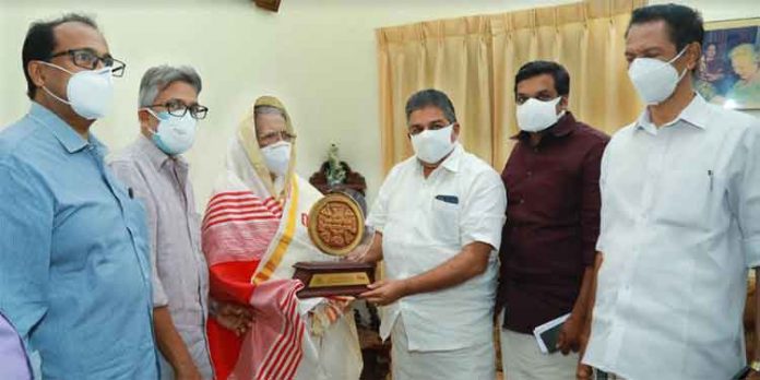 വ്യക്തിമുദ്ര പതിപ്പിച്ച 11 വനിതകളില് ജസ്റ്റിസ് എം. ഫാത്തിമാ ബീവിയും വ്യക്തിമുദ്ര പതിപ്പിച്ച 11 വനിതകളില് ജസ്റ്റിസ് എം. ഫാത്തിമാ ബീവിയും