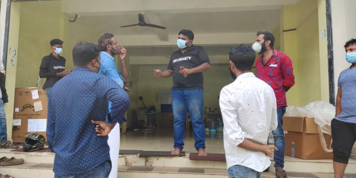 കണ്ടയിൻമെന്റ് സോണിൽ തുറന്ന് വെച്ച് ഫ്ലിപ്കാർട്ട് മൊബൈൽ ഹബ്ബ് ; പ്രതിഷേധവുമായി വ്യാപാരികൾ – പോലീസ് എത്തി കട പൂട്ടിച്ചു കണ്ടയിൻമെന്റ് സോണിൽ തുറന്ന് വെച്ച് ഫ്ലിപ്കാർട്ട് മൊബൈൽ ഹബ്ബ് ; പ്രതിഷേധവുമായി വ്യാപാരികൾ – പോലീസ് എത്തി കട പൂട്ടിച്ചു