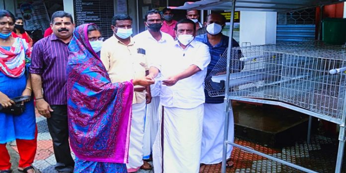 സ്വയം തൊഴിൽ വായ്പാ പദ്ധതി ; ഹൈടെക് കോഴിക്കൂടും കോഴി കുഞ്ഞുങ്ങളും – അംഗങ്ങൾക്ക് വിതരണം ചെയ്ത് അരുവാപ്പുലം ഫാർമേഴ്സ് സർവീസ് സഹകരണ ബാങ്ക് സ്വയം തൊഴിൽ വായ്പാ പദ്ധതി ; ഹൈടെക് കോഴിക്കൂടും കോഴി കുഞ്ഞുങ്ങളും – അംഗങ്ങൾക്ക് വിതരണം ചെയ്ത് അരുവാപ്പുലം ഫാർമേഴ്സ് സർവീസ് സഹകരണ ബാങ്ക്