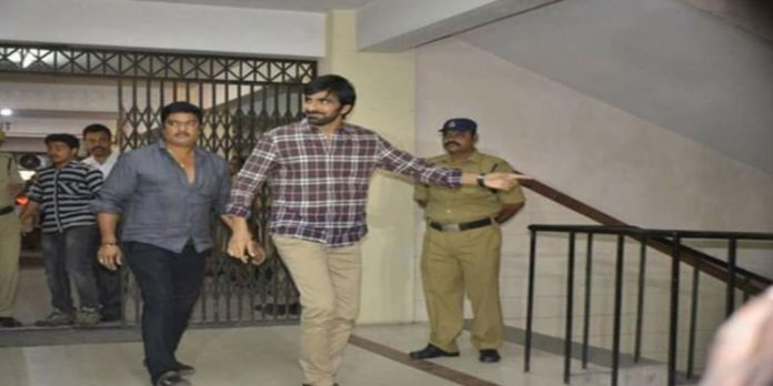 മയക്കുമരുന്ന് കേസ് ; നടൻ രവി തേജ ഇഡിക്ക് മുന്നിൽ ഹാജരായി മയക്കുമരുന്ന് കേസ് ; നടൻ രവി തേജ ഇഡിക്ക് മുന്നിൽ ഹാജരായി