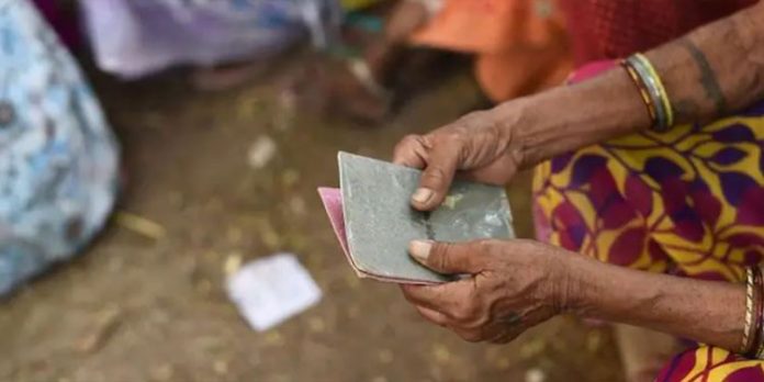 റേഷന് കാര്ഡ് ഇനി പുസ്തകമല്ല ; എടിഎം കാര്ഡ് പോലെ റേഷന് കാര്ഡ് ഇനി പുസ്തകമല്ല ; എടിഎം കാര്ഡ് പോലെ