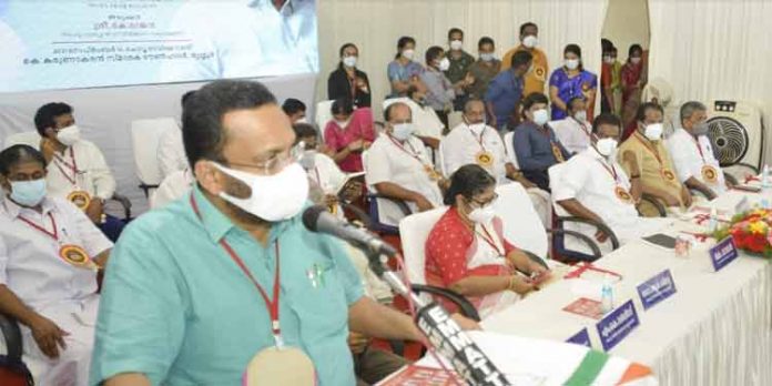 കെട്ടിക്കിടക്കുന്ന പട്ടയ അപേക്ഷകള് തീര്പ്പാക്കാന് സ്പെഷ്യല് ഡ്രൈവ് നടത്തും : റവന്യൂ മന്ത്രി കെട്ടിക്കിടക്കുന്ന പട്ടയ അപേക്ഷകള് തീര്പ്പാക്കാന് സ്പെഷ്യല് ഡ്രൈവ് നടത്തും : റവന്യൂ മന്ത്രി