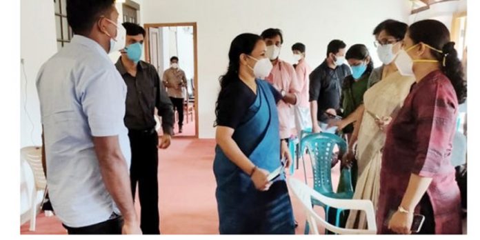 നിപാ കണ്ട്രോള് റൂം മന്ത്രി വീണാ ജോര്ജ് സന്ദർശിച്ചു നിപാ കണ്ട്രോള് റൂം മന്ത്രി വീണാ ജോര്ജ് സന്ദർശിച്ചു