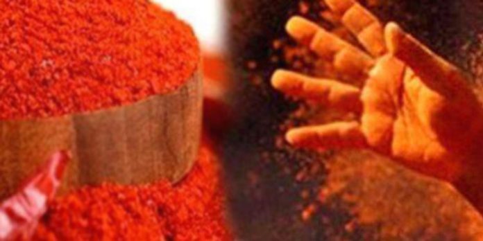 മുളക് പൊടി വിതറി സ്കൂട്ടര് യാത്രക്കാരന്റെ 1,80,000 രൂപ കവര്ന്നു മുളക് പൊടി വിതറി സ്കൂട്ടര് യാത്രക്കാരന്റെ 1,80,000 രൂപ കവര്ന്നു