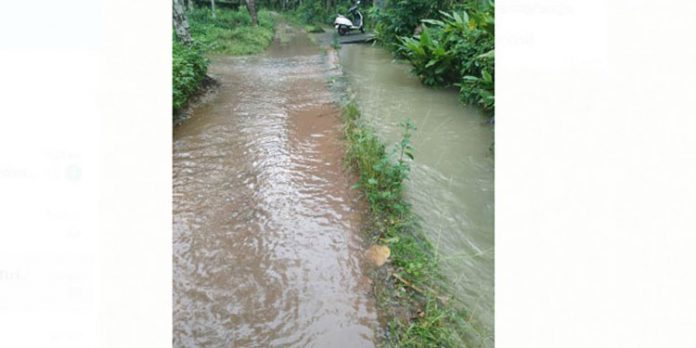 അത്തിക്കോട്ട് താഴ റോഡ് മഴ വന്നാൽ തോടായി മാറും ; യാത്ര ദുസ്സഹം അത്തിക്കോട്ട് താഴ റോഡ് മഴ വന്നാൽ തോടായി മാറും ; യാത്ര ദുസ്സഹം