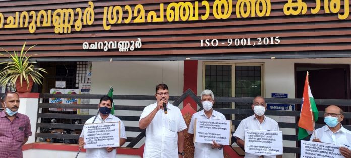 തൊഴിലുറപ്പ് പദ്ധതി : ഫണ്ട് വിവേചനം കാണിച്ച ചെറുവണ്ണൂർ ഗ്രാമപഞ്ചായത്ത് പ്രസിഡണ്ട് രാജിവെക്കണമെന്ന് യുഡിഎഫ് തൊഴിലുറപ്പ് പദ്ധതി : ഫണ്ട് വിവേചനം കാണിച്ച ചെറുവണ്ണൂർ ഗ്രാമപഞ്ചായത്ത് പ്രസിഡണ്ട് രാജിവെക്കണമെന്ന് യുഡിഎഫ്