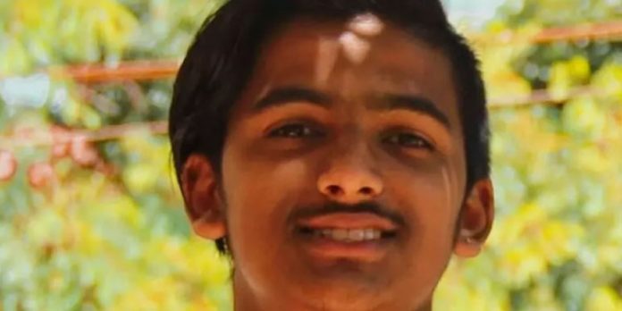 പതിനേഴുകാരൻ കുഴഞ്ഞു വീണ് മരിച്ചു പതിനേഴുകാരൻ കുഴഞ്ഞു വീണ് മരിച്ചു