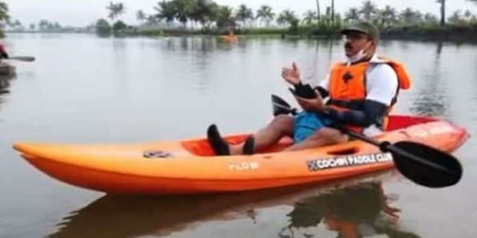 കൊച്ചി കായലിൽ പ്ലാസ്റ്റിക് മാലിന്യം തള്ളുന്നത് തടയാൻ കയാക്കുമായിറങ്ങി പോലീസ് കമ്മീഷണർ കൊച്ചി കായലിൽ പ്ലാസ്റ്റിക് മാലിന്യം തള്ളുന്നത് തടയാൻ കയാക്കുമായിറങ്ങി പോലീസ് കമ്മീഷണർ
