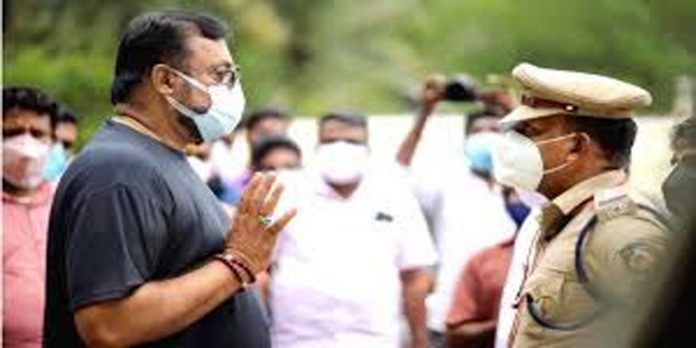 സല്യൂട്ട് വിവാദം ; സുരേഷ് ഗോപി എംപിക്കെതിരെ ഡിജിപിയ്ക്ക് പരാതി സല്യൂട്ട് വിവാദം ; സുരേഷ് ഗോപി എംപിക്കെതിരെ ഡിജിപിയ്ക്ക് പരാതി