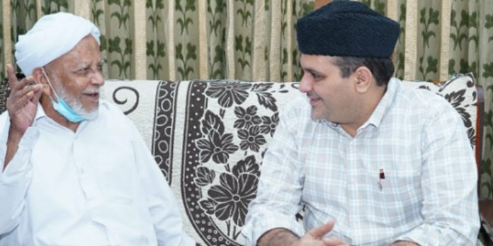 പുറക്കാട് ഉസ്താദിനെ പാണക്കാട് സയ്യിദ് മുനവ്വറലി ശിഹാബ് തങ്ങൾ സന്ദർശിച്ചു പുറക്കാട് ഉസ്താദിനെ പാണക്കാട് സയ്യിദ് മുനവ്വറലി ശിഹാബ് തങ്ങൾ സന്ദർശിച്ചു