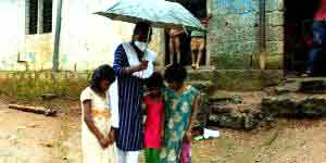 ആദിവാസി കുട്ടികളെത്തേടി വീട്ടിലേക്ക് ; ദിവസവും കാടും വീടും കയറി സരസ്വതി ടീച്ചർ ആദിവാസി കുട്ടികളെത്തേടി വീട്ടിലേക്ക് ; ദിവസവും കാടും വീടും കയറി സരസ്വതി ടീച്ചർ