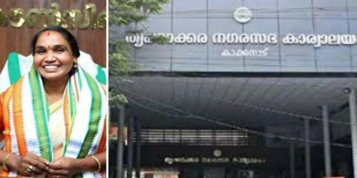 രാജിവെക്കും വരെ സമരം ; പണക്കിഴി ആരോപണത്തിൽ തൃക്കാക്കര ചെയർപേഴ്സണെ വിടാതെ എൽഡിഎഫ് രാജിവെക്കും വരെ സമരം ; പണക്കിഴി ആരോപണത്തിൽ തൃക്കാക്കര ചെയർപേഴ്സണെ വിടാതെ എൽഡിഎഫ്