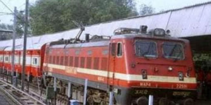 അകാരണമായി തീവണ്ടി വൈകിയാൽ നഷ്ടപരിഹാരം നൽകണം അകാരണമായി തീവണ്ടി വൈകിയാൽ നഷ്ടപരിഹാരം നൽകണം