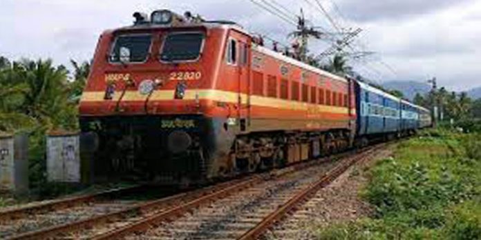 റെയില്വേപാളത്തില് കല്ലുകള് നിരത്തി കളി – എന്ജിന് നിര്ത്തി ; മൂന്ന് കുട്ടികള് പിടിയില് റെയില്വേപാളത്തില് കല്ലുകള് നിരത്തി കളി – എന്ജിന് നിര്ത്തി ; മൂന്ന് കുട്ടികള് പിടിയില്