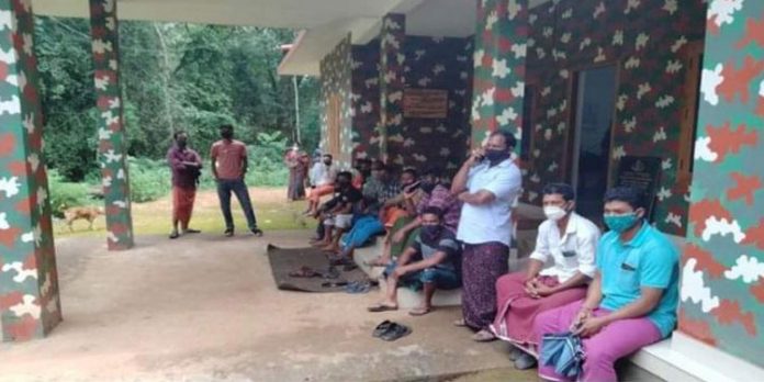 ആദിവാസി യുവാവിനെ കള്ളക്കേസില്ക്കുടുക്കിയ വനം ഉദ്യോഗസ്ഥനെതിരെ നടപടി വൈകുന്നു ; പ്രതിഷേധം ശക്തം ആദിവാസി യുവാവിനെ കള്ളക്കേസില്ക്കുടുക്കിയ വനം ഉദ്യോഗസ്ഥനെതിരെ നടപടി വൈകുന്നു ; പ്രതിഷേധം ശക്തം