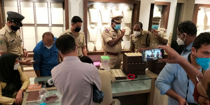 ജ്വല്ലറി നിക്ഷേപത്തട്ടിപ്പ് : നാദാപുരത്ത് ഒരാള് കൂടി അറസ്റ്റില് ജ്വല്ലറി നിക്ഷേപത്തട്ടിപ്പ് : നാദാപുരത്ത് ഒരാള് കൂടി അറസ്റ്റില്