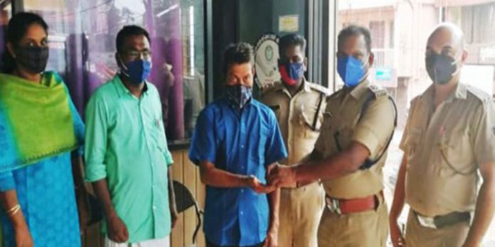 കളഞ്ഞുകിട്ടിയ സ്വർണമോതിരം പോലീസിൽ ഏൽപ്പിച്ച് അതിഥിതൊഴിലാളി കളഞ്ഞുകിട്ടിയ സ്വർണമോതിരം പോലീസിൽ ഏൽപ്പിച്ച് അതിഥിതൊഴിലാളി
