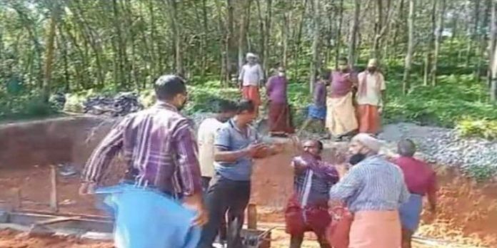 നോക്കുകൂലി നൽകാൻ വിസമ്മതിച്ച കരാറുകാരന് യൂണിയൻ തൊഴിലാളികളുടെ ക്രൂര മർദ്ദനം നോക്കുകൂലി നൽകാൻ വിസമ്മതിച്ച കരാറുകാരന് യൂണിയൻ തൊഴിലാളികളുടെ ക്രൂര മർദ്ദനം