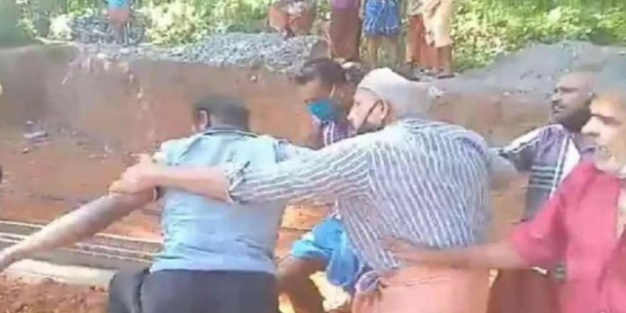 നോക്കുകൂലിയുടെ പേരിൽ മർദനം ; 3 പേർ കൂടി പിടിയിൽ നോക്കുകൂലിയുടെ പേരിൽ മർദനം ; 3 പേർ കൂടി പിടിയിൽ