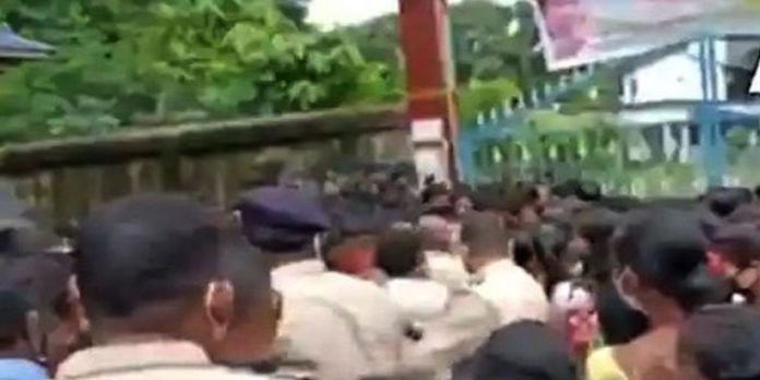 വാക്സിനേഷന് കേന്ദ്രത്തിലെ തിക്കിലും തിരക്കിലും പെട്ട് 20 പേര്ക്ക് പരിക്ക് വാക്സിനേഷന് കേന്ദ്രത്തിലെ തിക്കിലും തിരക്കിലും പെട്ട് 20 പേര്ക്ക് പരിക്ക്