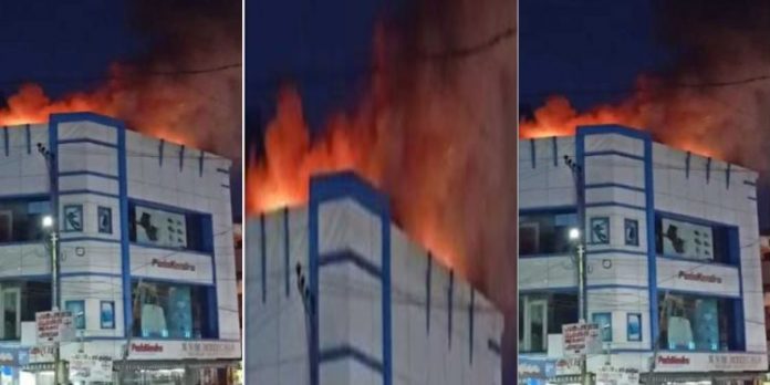 ചെരുപ്പ് കടയില് വന് തീപിടിത്തം ചെരുപ്പ് കടയില് വന് തീപിടിത്തം