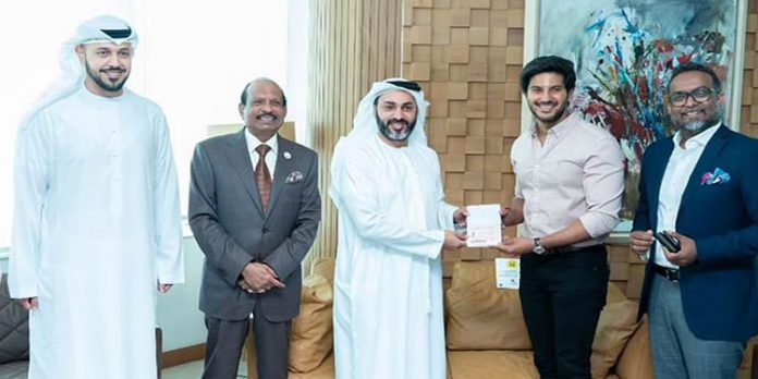 മമ്മൂട്ടിക്ക് പിന്നാലെ ദുല്ഖര് സല്മാനും ഗോള്ഡന് വിസ സ്വീകരിച്ചു മമ്മൂട്ടിക്ക് പിന്നാലെ ദുല്ഖര് സല്മാനും ഗോള്ഡന് വിസ സ്വീകരിച്ചു