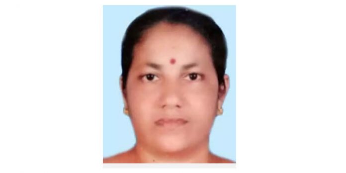 പൂച്ചയെ രക്ഷിക്കാൻ ശ്രമിക്കവെ മകന്റെ ബൈക്കിൽ നിന്ന് വീണ വീട്ടമ്മ മരിച്ചു പൂച്ചയെ രക്ഷിക്കാൻ ശ്രമിക്കവെ മകന്റെ ബൈക്കിൽ നിന്ന് വീണ വീട്ടമ്മ മരിച്ചു