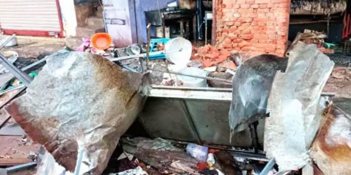 ഗ്യാസ് സിലിണ്ടർ പൊട്ടിത്തെറിച്ചു ; രണ്ടു കടകൾ കത്തിനശിച്ചു ഗ്യാസ് സിലിണ്ടർ പൊട്ടിത്തെറിച്ചു ; രണ്ടു കടകൾ കത്തിനശിച്ചു