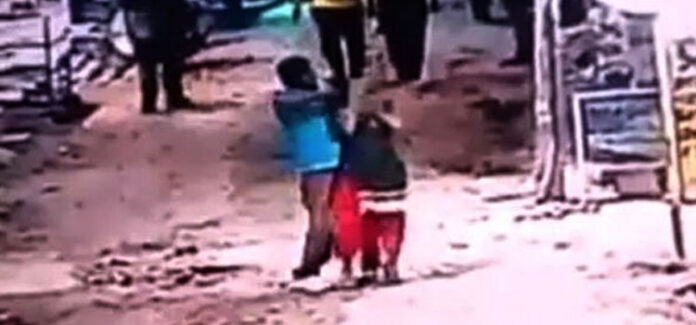 ഡല്ഹിയില് നടുറോഡില് യുവതിയെ കഴുത്തറുത്ത് കൊന്നു ഡല്ഹിയില് നടുറോഡില് യുവതിയെ കഴുത്തറുത്ത് കൊന്നു