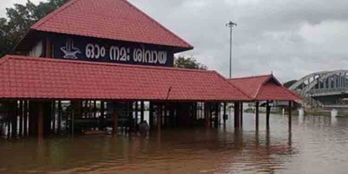 പെരിയാറിലെ ജലനിരപ്പുയര്ന്ന് ആലുവ ശിവക്ഷേത്രത്തില് വെള്ളം കയറി പെരിയാറിലെ ജലനിരപ്പുയര്ന്ന് ആലുവ ശിവക്ഷേത്രത്തില് വെള്ളം കയറി
