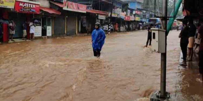 കനത്ത മഴ : കൊണ്ടോട്ടിക്കും രാമനാട്ടുകരക്കും ഇടയില് വെള്ളം കയറി ഗതാഗതം തടസ്സപ്പെട്ടു കനത്ത മഴ : കൊണ്ടോട്ടിക്കും രാമനാട്ടുകരക്കും ഇടയില് വെള്ളം കയറി ഗതാഗതം തടസ്സപ്പെട്ടു