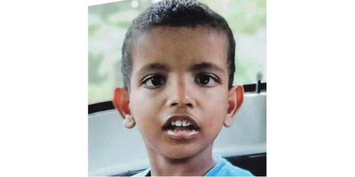 മിനിലോറിയുടെ ഡോര് ഗ്ലാസ്സില് കഴുത്ത് കുടുങ്ങി നാലുവയസ്സുകാരന് ദാരുണാന്ത്യം മിനിലോറിയുടെ ഡോര് ഗ്ലാസ്സില് കഴുത്ത് കുടുങ്ങി നാലുവയസ്സുകാരന് ദാരുണാന്ത്യം
