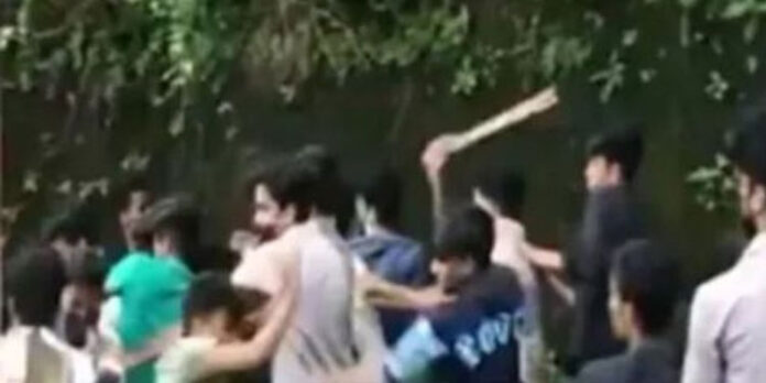 പ്ലസ് വണ് പരീക്ഷ കഴിഞ്ഞ് മടങ്ങിയ വിദ്യാര്ത്ഥികള് തമ്മില് കൂട്ടത്തല്ല് ; പരാതി ഇല്ലാത്തതിനാല് കേസെടുത്തില്ലാ പ്ലസ് വണ് പരീക്ഷ കഴിഞ്ഞ് മടങ്ങിയ വിദ്യാര്ത്ഥികള് തമ്മില് കൂട്ടത്തല്ല് ; പരാതി ഇല്ലാത്തതിനാല് കേസെടുത്തില്ലാ